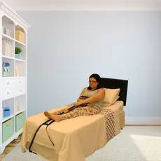 دستگیره کمکی کنار تخت خواب سالمند